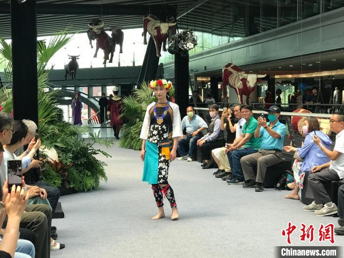 5月28日，“華服雲裳 神秘高山——海峽兩岸民族服飾展”在北京僑福芳草地舉辦。圖為服裝秀現場。　陳建新 攝