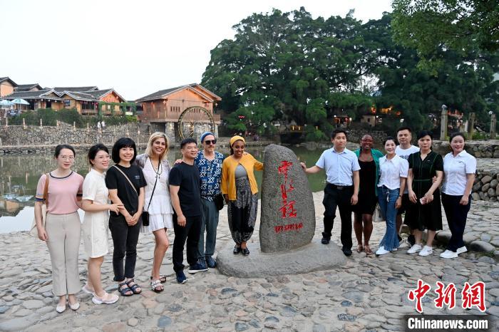 美國知名藝術家代表團成員在雲水謠留影。　張金川 攝