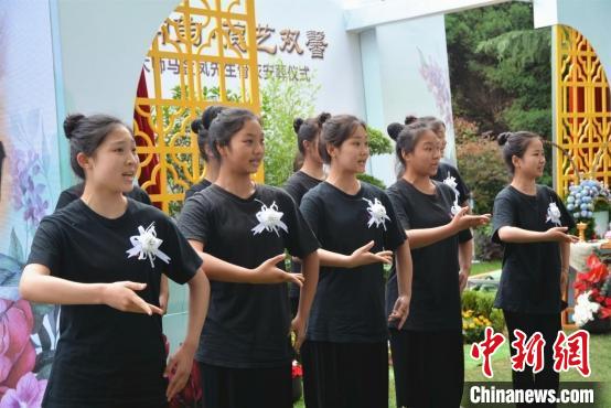 年輕學子們再唱豫劇《穆桂英挂帥》經典選段送別馬金鳳。　劉悅 攝