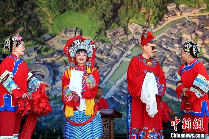 代表團成員欣賞《娶親拋繡球》表演並參與演出，體驗中國傳統文化。　張金川 攝