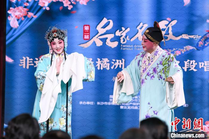 刘娜与“梅花奖”获奖者张富光(右)为观众表演昆曲《牡丹亭 惊梦》 杨华峰 摄