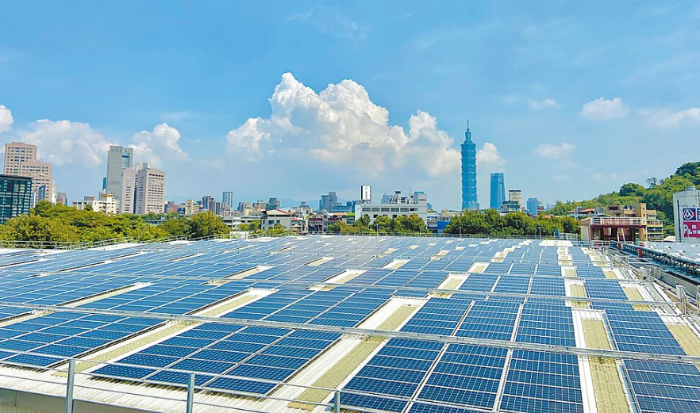 图为台北市长兴净水厂所设太阳能板