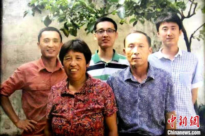 朱杨柱一家五口人合影旧照。(左一为朱杨柱) 沛县县委张扬部供图