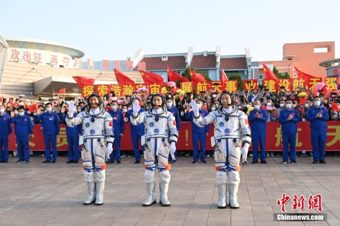 北京时间2023年5月30日6时42分，神舟十六号载人飞行任务航天员乘组出征仪式在酒泉卫星发射中心问天阁圆梦园广场举行。6时44分，中国载人航天工程总指挥、空间站应用与发展阶段飞行任务总指挥部总指挥长许学强下达出发命令，景海鹏、朱杨柱、桂海潮3名航天员领命出征。汪江波 摄
