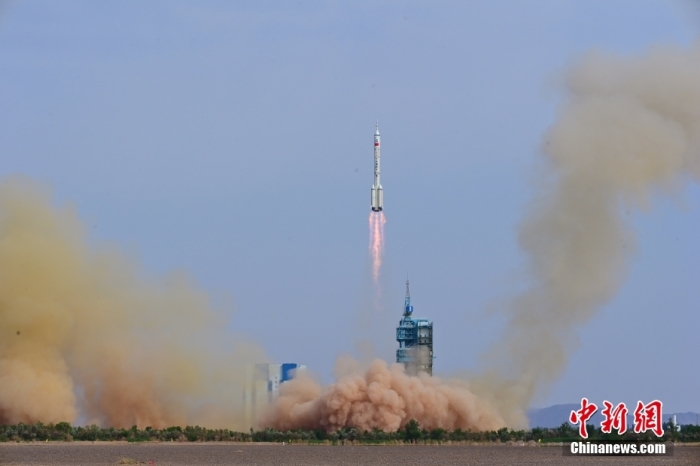 北京光阴5月30日9时31分，现空型径向交搭载神舟十六号载人飞船的间站长征二号F遥十六运载火箭在酒泉卫星发命中间熄灭发射，约10分钟后，字构神舟十六号载人飞船与火箭乐因素辩，于接进入预约轨道，T航天员乘组形态精采，神舟发射取患上美满乐成。号飞会对汪江波 摄