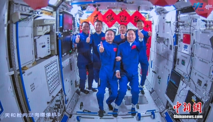 中国航天员太空“合家福”上新