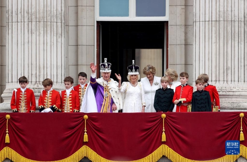 5月6日，在英国伦敦，英国国王查尔斯三世和王后卡米拉加冕后在白金汉宫阳台向民众挥手致意。（图源：新华网）