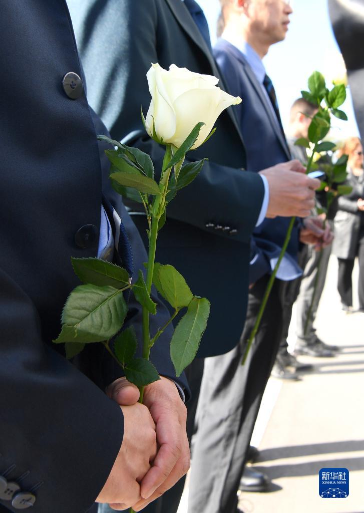 5月7日，在塞尔维亚贝尔格莱德中国驻南斯拉夫联盟大使馆旧址，人们手持鲜花参加凭吊仪式。（图源：新华网）
