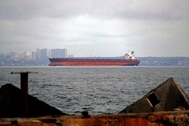 5月17日，俄罗斯和乌克兰均确认黑海港口农产品外运协议将再延长两个月。图为有货船从敖德萨运载农产品离开。（图源：法新社）