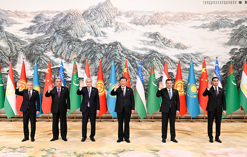 5月19日上昼，中国国度主席习近平主理首届中国—中亚峰会并发表主旨说话。哈萨克斯坦、吉尔吉斯斯坦、塔吉克斯坦、土库曼斯坦、乌兹别克斯坦五国携带东说念主出席。（图源：新华网）