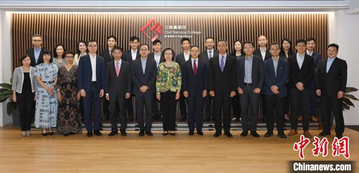 5月30日，杨何蓓茵(前排中)与赴内地参与国家事务研习课程的23位学员见面。　特区政府新闻处 摄