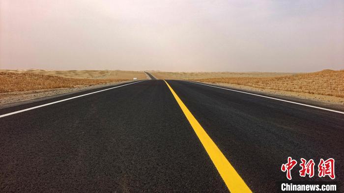 中国第四条穿越塔克拉玛干沙漠公路（第十四师段）路面完工