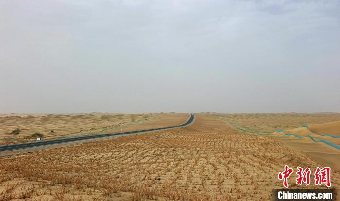 图昆沙漠公路工程项目是新疆公路网的重要组成部分，对于促进南疆经济发展具有重要意义。　史玉江 摄