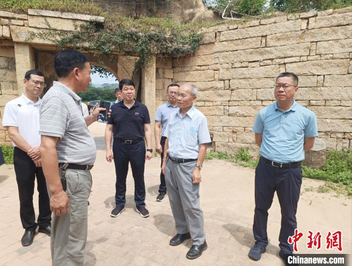 圖為林政則(右二)在漳浦趙家堡參訪。　廖珍妹 攝