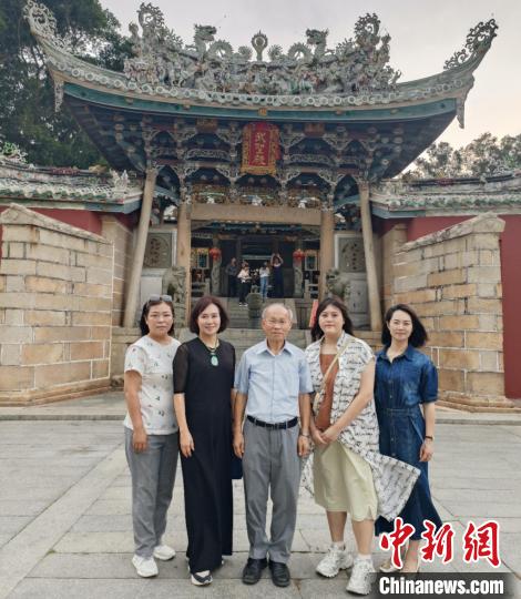 林政則(中)一行人在東山關帝廟前合影。　廖珍妹 攝