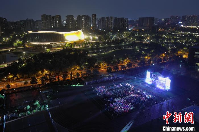 杭州运河畔上演别样草坪音乐节歌曲演绎由“10后”担纲
