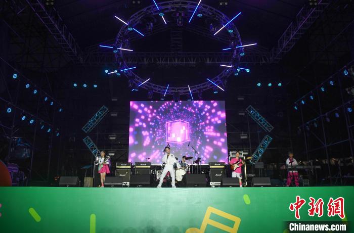 音乐节上，“10后”演绎音乐曲目 王刚 摄