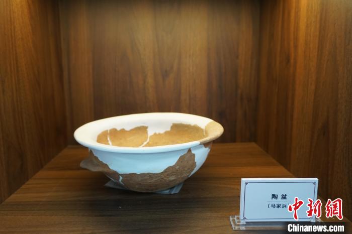 馬鞍遺址出土的陶盆。　孫權 攝
