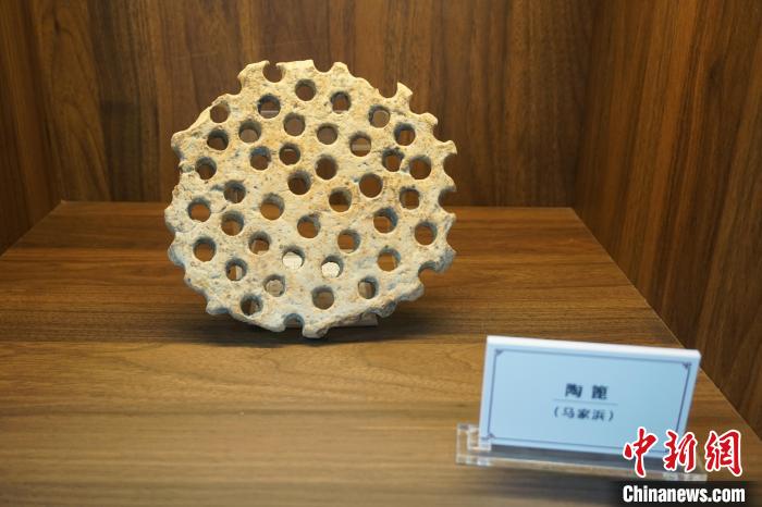 馬鞍遺址出土的陶篦。　孫權 攝