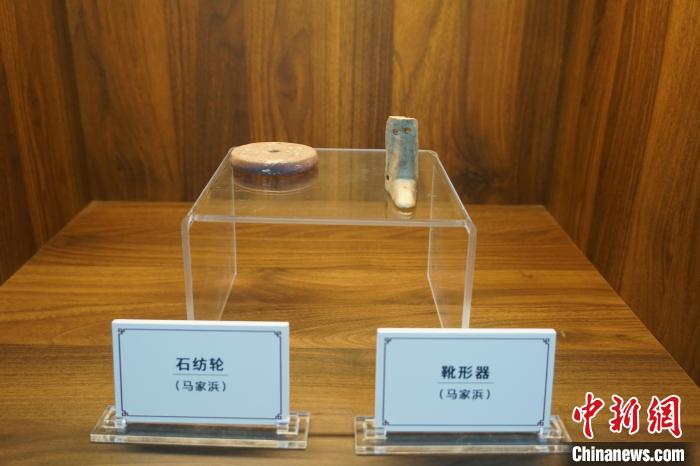 馬鞍遺址出土的石紡輪和靴形器。　孫權 攝