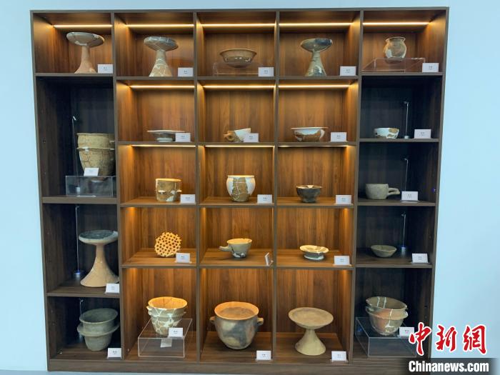 馬鞍遺址出土的部分物品。　孫權 攝