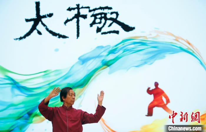太极爱好者苏清标在表演杨家老架太极。　汤彦俊 摄