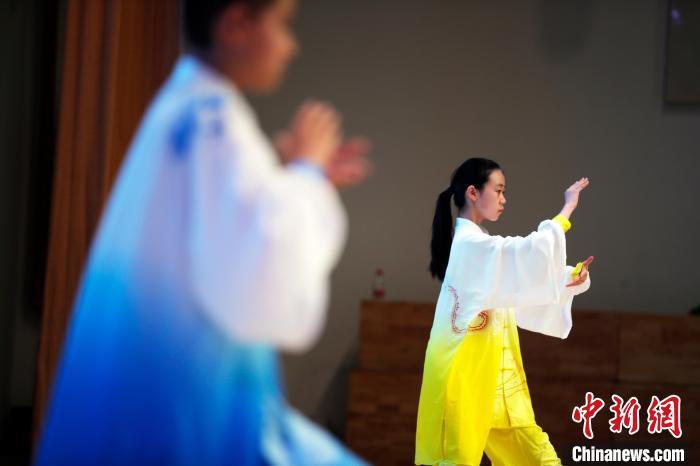 上海七宝鑫都中学的学生在表演太极拳。　汤彦俊 摄