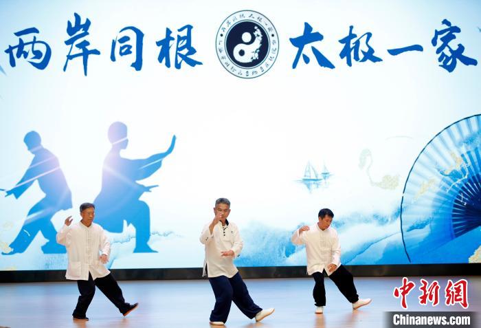 太极爱好者展示太极风采。　汤彦俊 摄