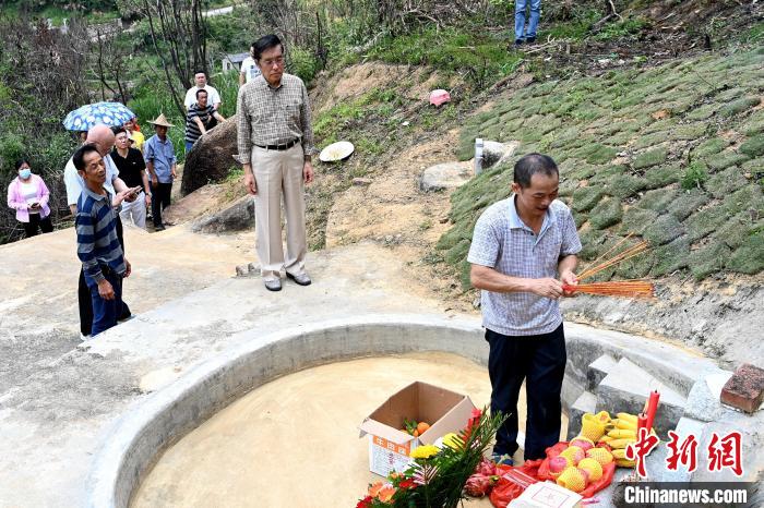 张荣恭(中)在诏安县秀篆镇北坑村张氏祖墓前祭拜先祖。　张金川 摄