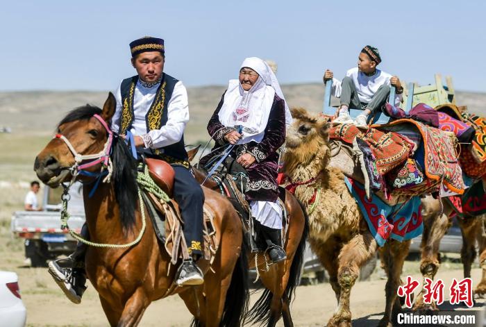 牧民身著當地特色服飾參加百萬阿勒泰羊轉場文化旅遊節轉場儀式。