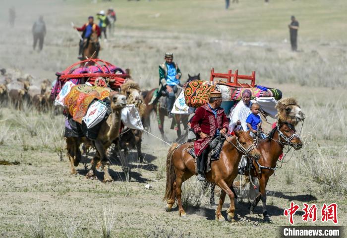 百萬阿勒泰羊轉場文化旅遊節轉場儀式在新疆阿勒泰地區福海縣沙爾布拉克轉場文化旅遊小鎮舉行。