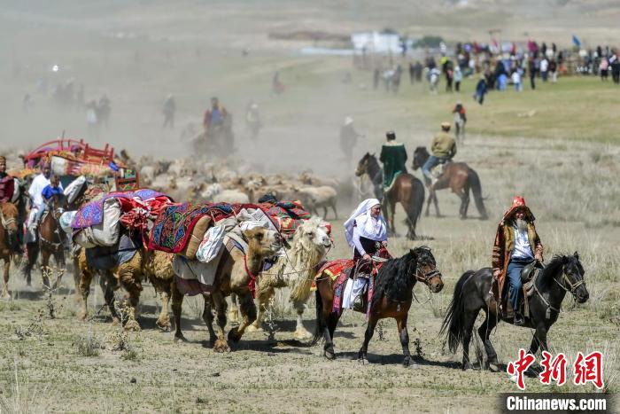 百萬阿勒泰羊轉場文化旅遊節轉場儀式在新疆阿勒泰地區福海縣沙爾布拉克轉場文化旅遊小鎮舉行。