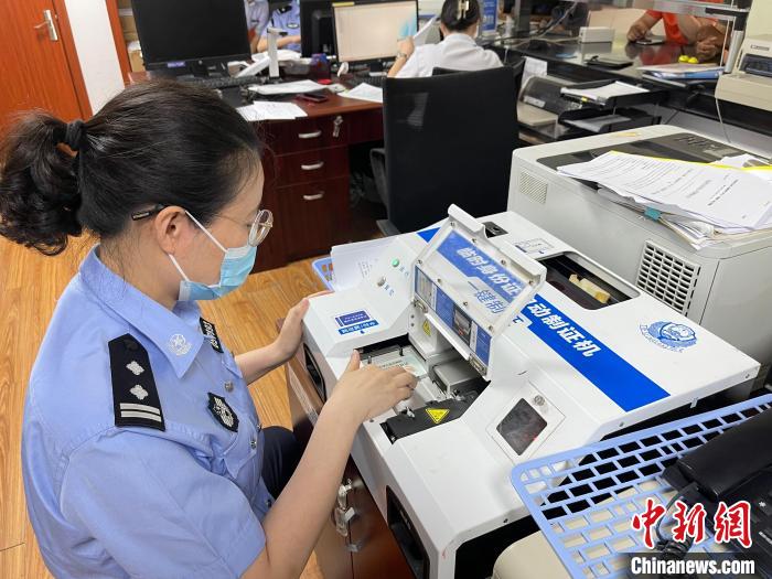 上海公安机关开启应急办证服务，为考生做好服务保障工作。　上海市公安局供图
