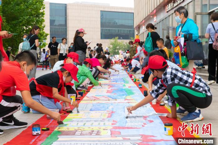 “六一”儿童节系列活动期间，天津开展少年儿童百米长卷绘制活动。　王在御 摄