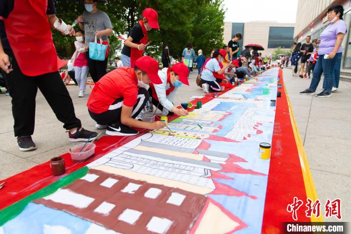 图为天津市少年儿童百米长卷绘制活动现场。　王在御 摄