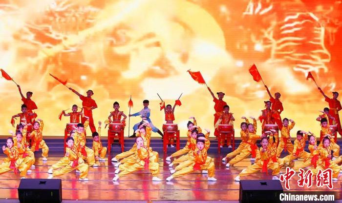 6月1日，天津市少年儿童活动中心举办“红领巾的向往”津娃娃艺术团六一文艺演出。　天津市少年儿童活动中心供图