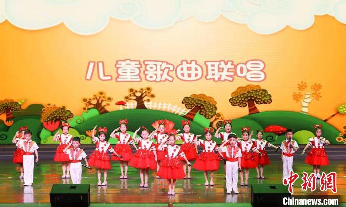 图为“红领巾的向往”津娃娃艺术团六一文艺演出现场。　天津市少年儿童活动中心供图