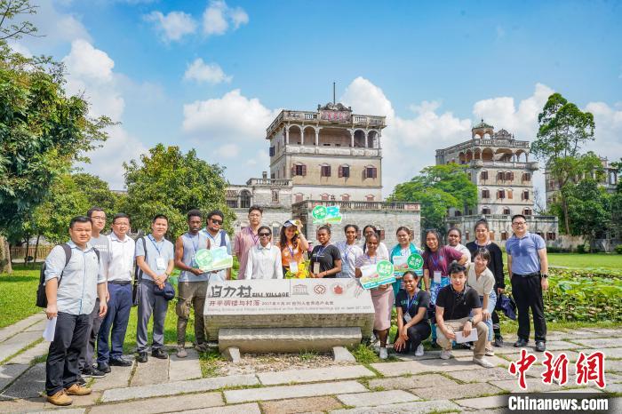 研学团参访开平碉楼 广东省人民对外友好协会 供图