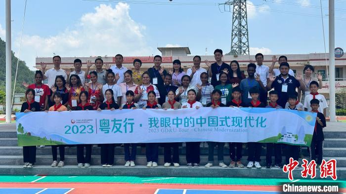 研学团在云浮镇安镇第二中心小学参观访问，与小学师生合影 广东省人民对外友好协会 供图