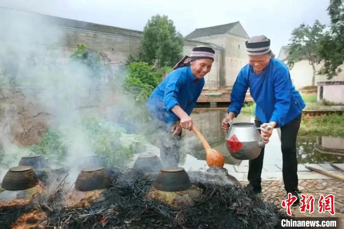 客家奶奶正在製作江西省省級非物質文化遺産“龍南楊村米酒”。(資料圖) 徐麗蕓 攝
