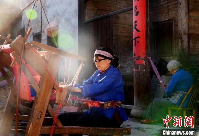 客家奶奶正在編織贛州市市級非物質文化遺産“客家織帶”。(資料圖) 葉焰倩 攝