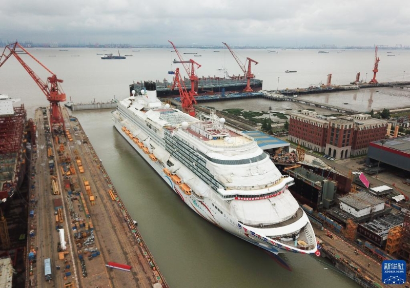 这是6月6日拍摄的首艘国产大型邮轮“爱达·魔都号”（无人机照片）。新华社记者 丁汀 摄 2