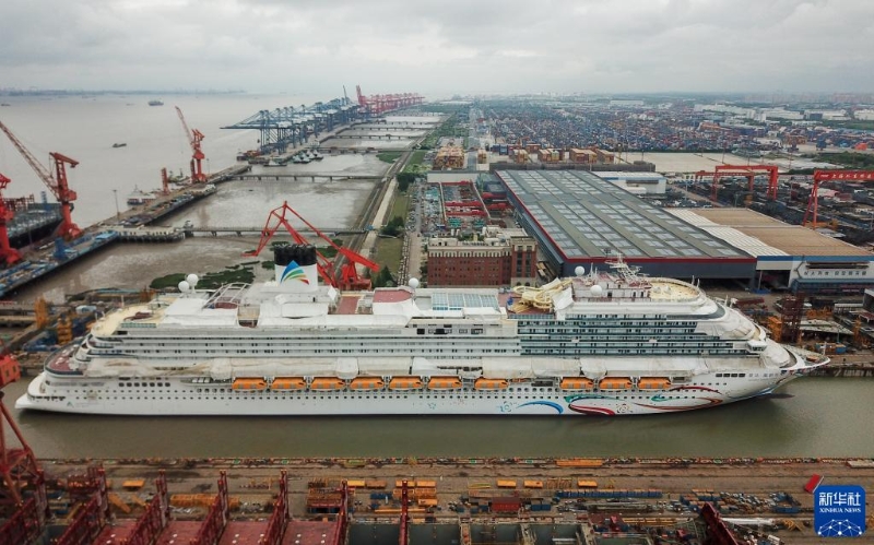 这是6月6日拍摄的首艘国产大型邮轮“爱达·魔都号”（无人机照片）。新华社记者 丁汀 摄