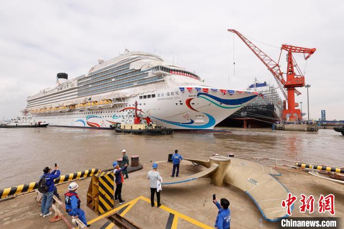 首艘国产大型邮轮“爱达·魔都”号在上海外高桥造船有限公司2号船坞顺利出坞。　殷立勤 摄 2
