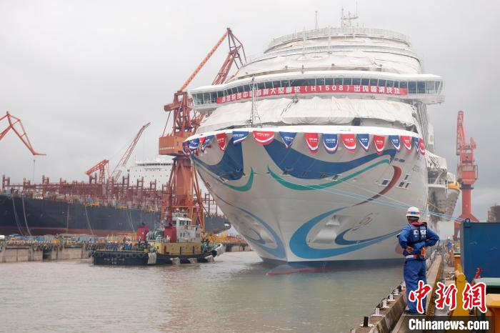 首艘国产大型邮轮“爱达·魔都”号在上海外高桥造船有限公司2号船坞顺利出坞。　殷立勤 摄