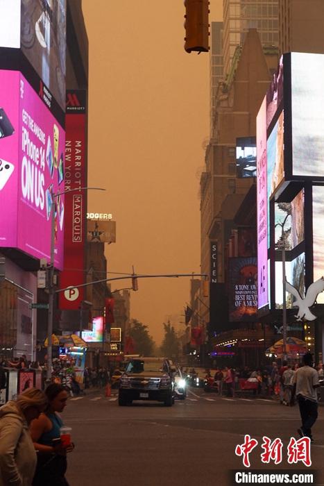 當地時間6月7日，受加拿大野火煙霧持續南下影響，美國紐約籠罩在“橙色霧霾”中。當天，紐約成為全球空氣污染最嚴重的城市。圖為紐約曼哈頓街景。 <a target='_blank' href='/'>中新社</a>記者 王帆 攝