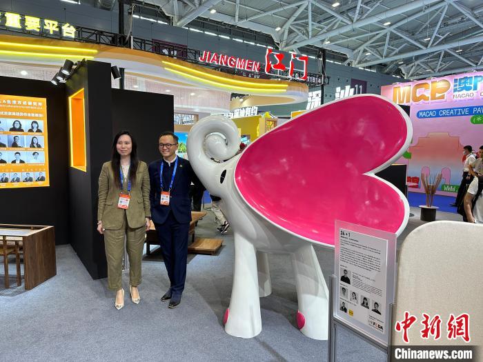 香港青年設計師設計的“愛心小飛象”。　方偉彬 攝