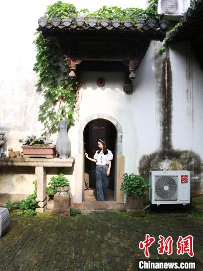 年輕人在隆阜一家庭院中游覽 劉浩 攝