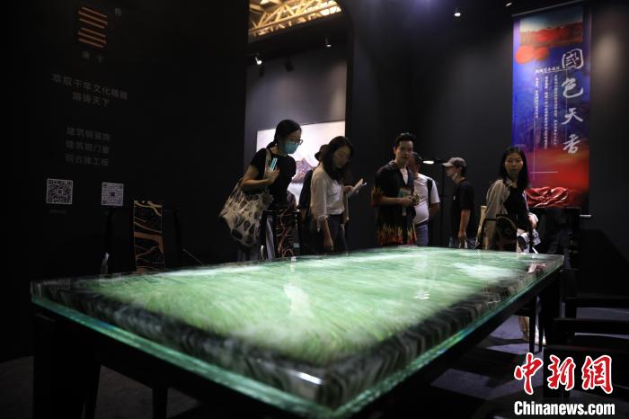 巨型“琉璃桌”吸引觀眾。　湯彥俊 攝