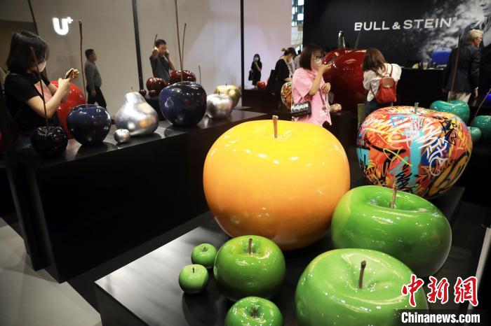 各式水果雕塑吸引參觀者。　湯彥俊 攝